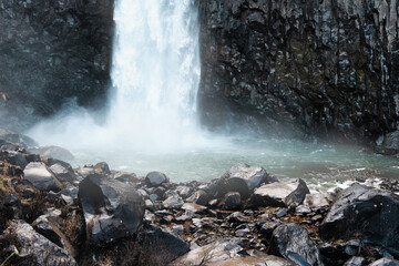 激しく水が流れる晩秋の苗名滝の滝壺