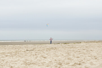 Homme cerf volant sur la plage