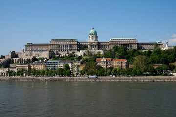 Obraz premium The panoramic cityscape of the historical Buda castle, the old architecture of the Buda hill and the Danube river in Budapest, Hungary