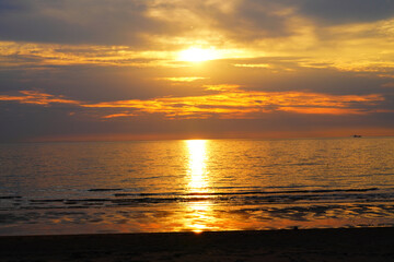 美しい夕陽と海岸