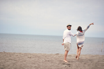 Fototapeta na wymiar Young couple posing on the beach