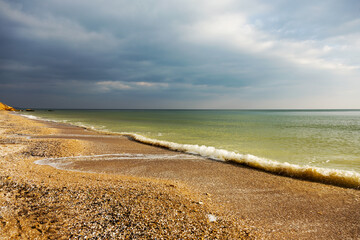 Obraz premium Beautiful view of the sea from a bird's eye view. The stunning cloudy sky reflected on the beach Fontanka, Odessa, Ukraina. Concept of leisure and sea travel.