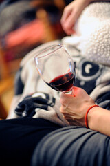 un verre de vin rouge à la main