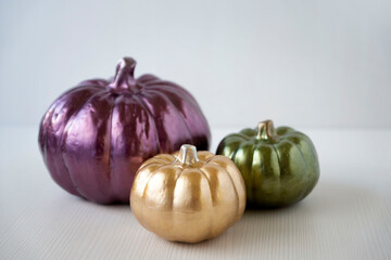 A varied assortment of pumpkins to decorate for the halloween party.