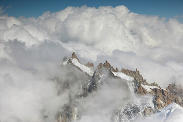 Vue du Massif du Mont-Blanc dans les nuages , France