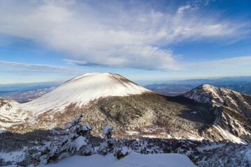 雪の積もった12月の浅間山