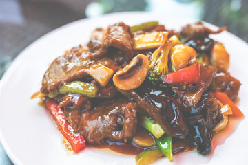 Asiatisches Küche - lecker und frisch auf den Tisch. Rindfleisch pikant mit frischem Gemüse.