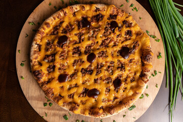 Pizza com queijo cheddar e costela barbecue