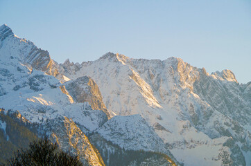 Alpine mountain range in spring with snow on summit in Zugspitze region in Bavaria - Bergwelt im...