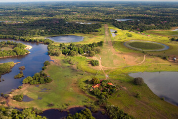 Vista aérea de rio e  lagoa de sal no Pantanal