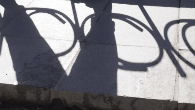 Sombra de persona caminando por la calle HD