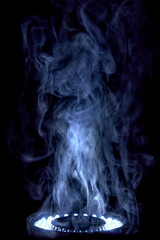 Eine Rauchwolke wird von einem LED-Ringlicht beleuchtet.