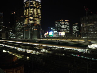 Fototapeta na wymiar 東京駅のホームの見える夜景