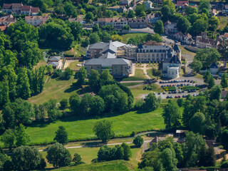 vue aérienne d'une maison de retraite à Septeuil dans les Yvelines en France