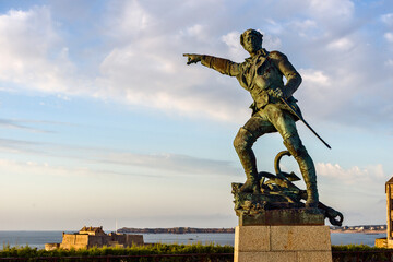 Monument to Robert Surcouf on a rampart of Saint Malo, Brittany, France
 - obrazy, fototapety, plakaty