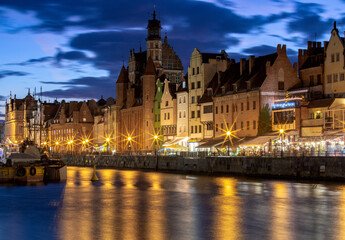 Fototapeta na wymiar Gdansk. City embankment in night illumination.