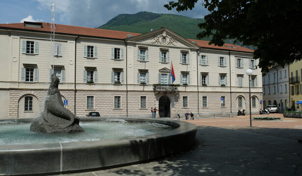 Il palazzo del Governo del Canton Ticino e la fontana della foca nel centro storico di Bellinzona.