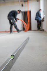 Arbeiter verlegen Kabel auf einer Baustelle, B&uuml;roimmobilie,