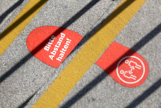 Abstand an Treppe zu Bahnsteig im Bahnhof M&uuml;nchen Ost
