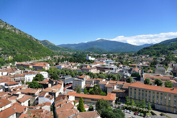 Fototapeta na wymiar Vue panoramique sur la ville de Foix et les Pyrénées au loin