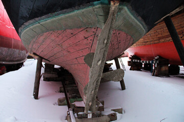 Ship's hull in the winter in shipyard © ELECTRO35