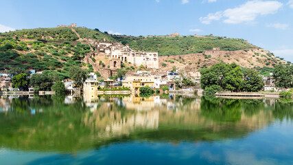 Fototapeta na wymiar Garh Palace and Taragarh Fort from Nawal Sagar lake, Bundi, India