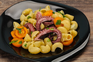 Pasta with octopus and yellow tomatoes