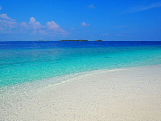 Beautiful palm trees and tropical beach, blue sky and blue lagoon. Luxury travel summer holiday destination. Maldives, Thoddoo island