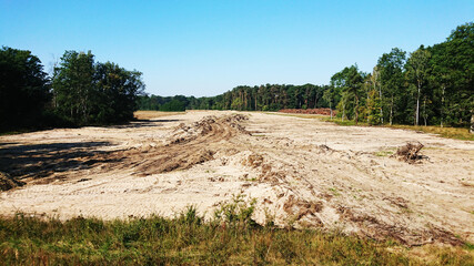 Budowa nowej drogi. Przygotowanie terenu. © WalDec