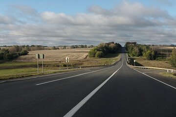 Fototapeta na wymiar road landscape on a clear autumn morning