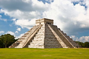 Fototapeta na wymiar Pyramid on a landscape, Chichen Itza, Yucatan, Mexico