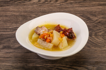 Pea soup with smoked ribs