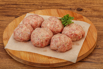 Raw turkey meatball for cooking