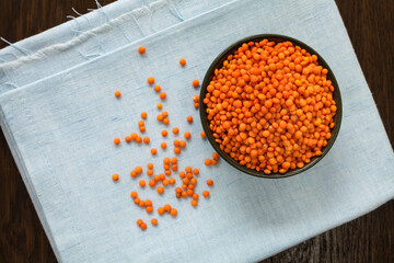 Rote Linsen, ungekocht in Schale