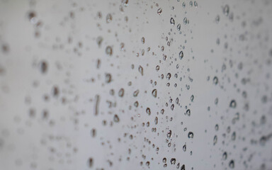 Gotas de agua sobre cristal.