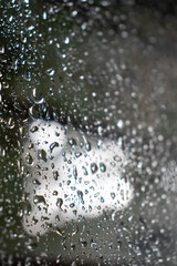 Cristal mojado por la lluvia