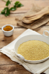 Roher Couscous in Schale