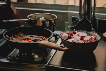 cocinando en la estufa 