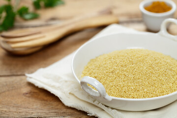 Roher Couscous in Schale