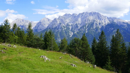 Fototapeta na wymiar Blick auf das Karwendelgebirge mit Schöttelkarspitz und der Soierngruppe