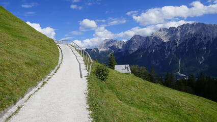 Naklejka premium Wanderweg auf den Hohen Kranzberg mit Blick auf das Karwendelgebirge mit Schöttelkarspitze und der Soierngruppe