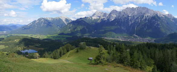 Fototapeta na wymiar Panoramaaufnahme vom Hohen Kranzberg mit Blick auf das Karwendelgebirge mit Schöttelkarspitze und der Soierngruppe sowie Wildensee