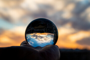 Espectacular atardecer captado desde una bola de cristal