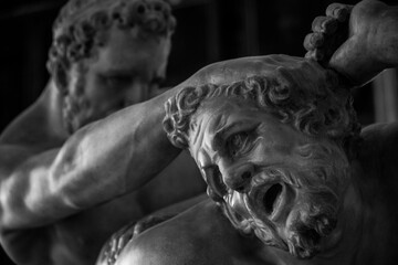Esculturas antiguas de dos hombres peleando
