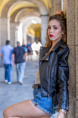 Modelo femenina posando en entorno urbano de Madrid Capital, vestida con ropa urbana