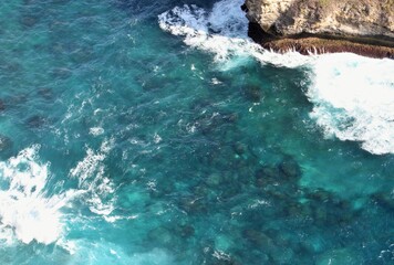 Obraz premium ocean crashing around rocks on Nusa Penida Island, Bali, Indonesia