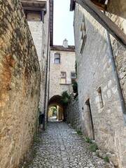Ruelle pavés à Saint Cirq Lapopie dans le Lot , Occitanie