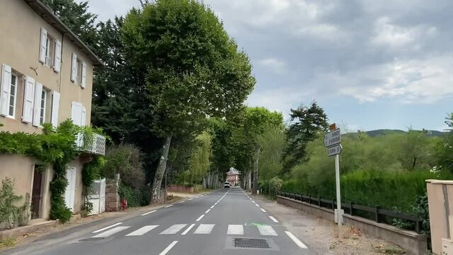 Route au milieu d'un village, Occitanie