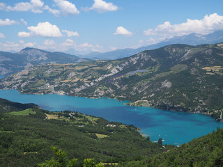 Fototapeta na wymiar Serre-Ponçon et son lac - Alpes France