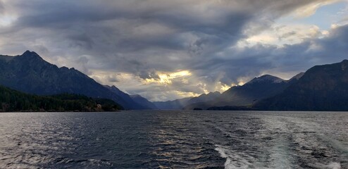 Navegando entre montañas